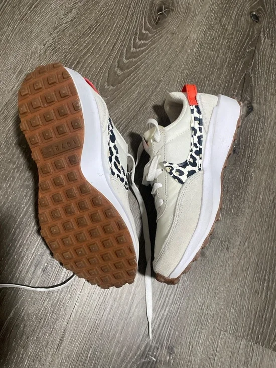 Women’s Nike sneakers - Picture 3 of 3